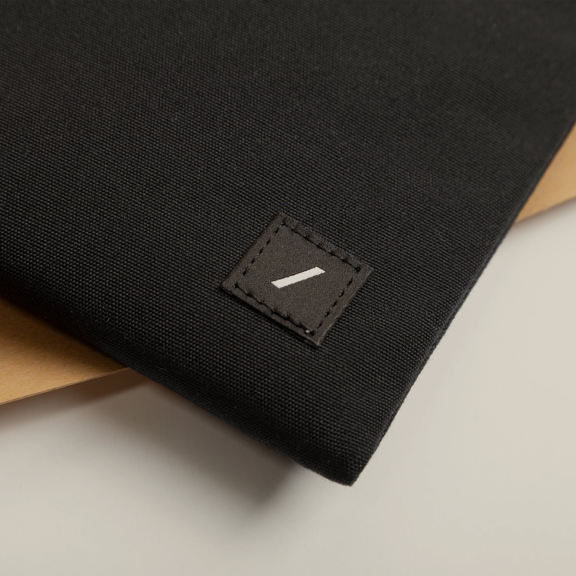 غطاء Native Union W.F.A لجهاز MacBook Pro مقاس 14"