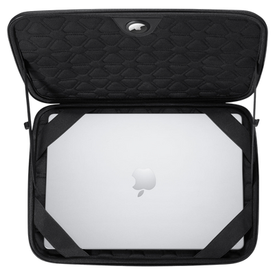حقيبة Spigen Rugged Armor Pro لجهاز MacBook Pro 16"