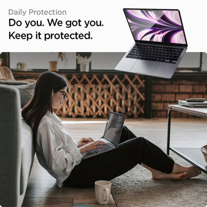 واقي شاشة Spigen GLAS.tR SLIM لجهاز MacBook Air (M4 / M3 / M2)